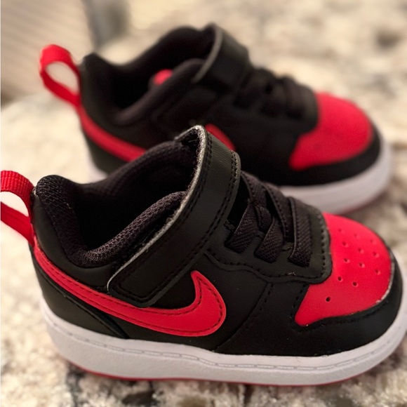 Nike‎ Black and Red Sneakers - Picture 1 of 2